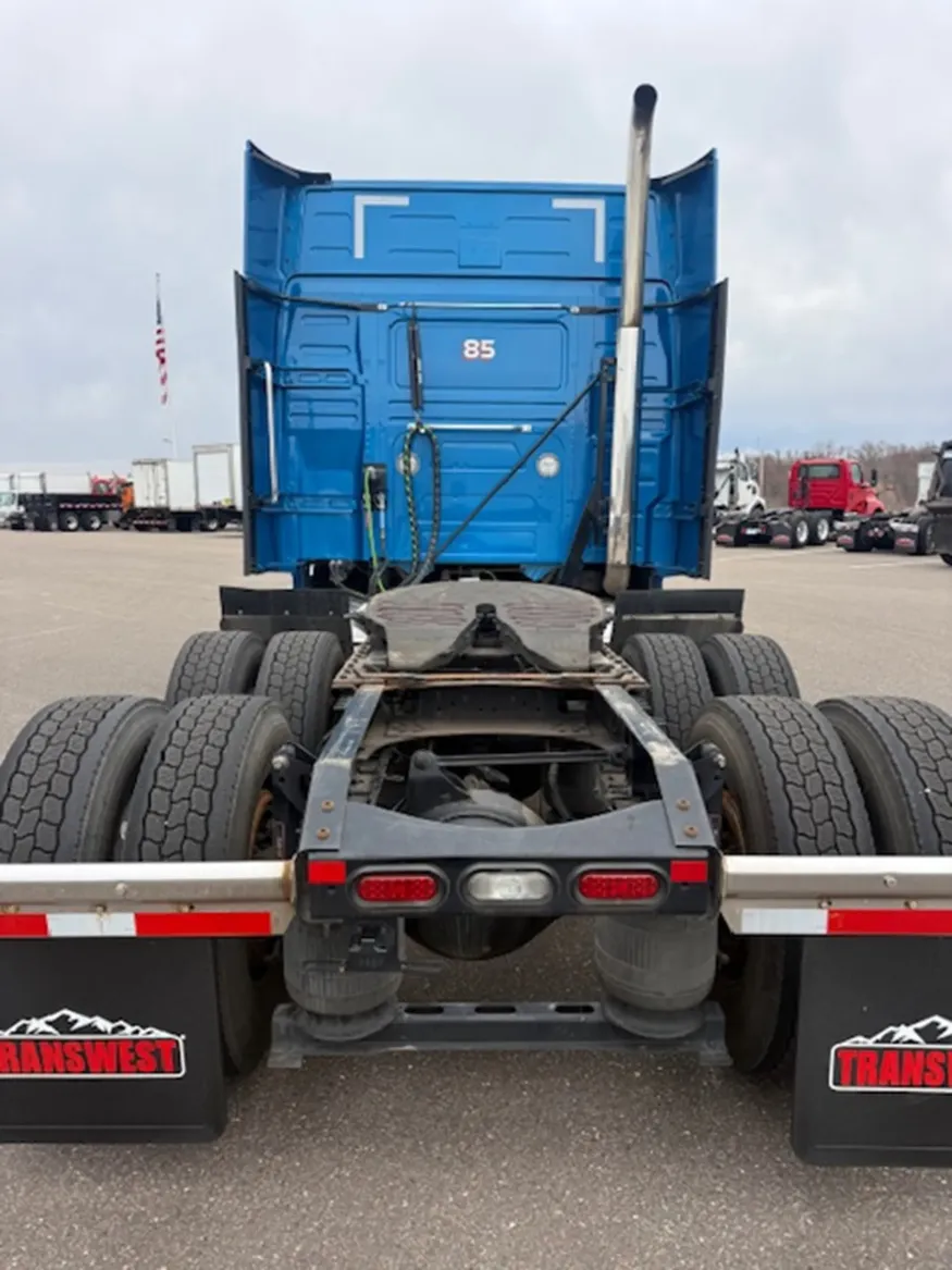 2022 Volvo VNL | Photo 4 of 11