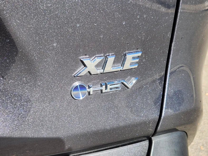 2025 Toyota RAV4 Hybrid XLE | Photo 15 of 30