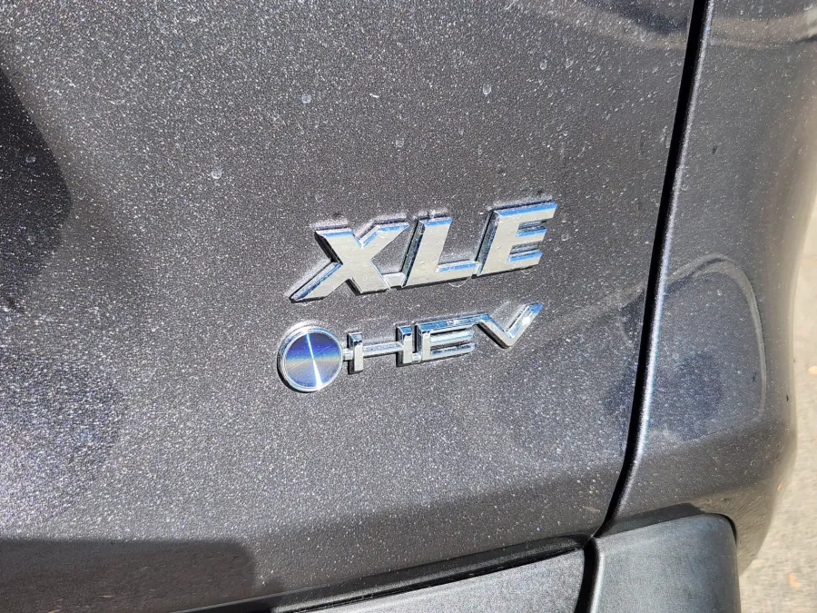 2025 Toyota RAV4 Hybrid XLE | Photo 15 of 30