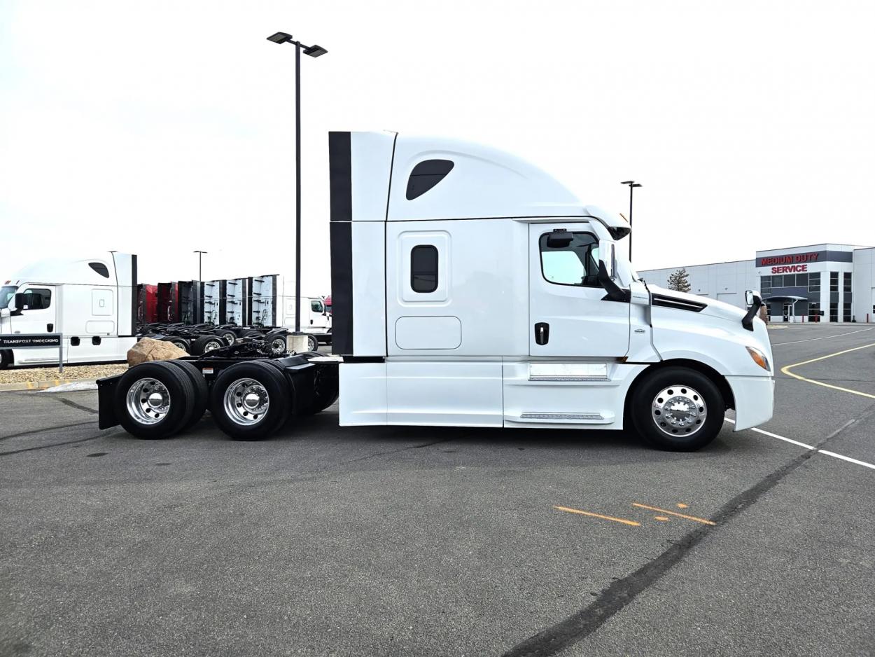 2023 Freightliner Cascadia 126 | Photo 4 of 22