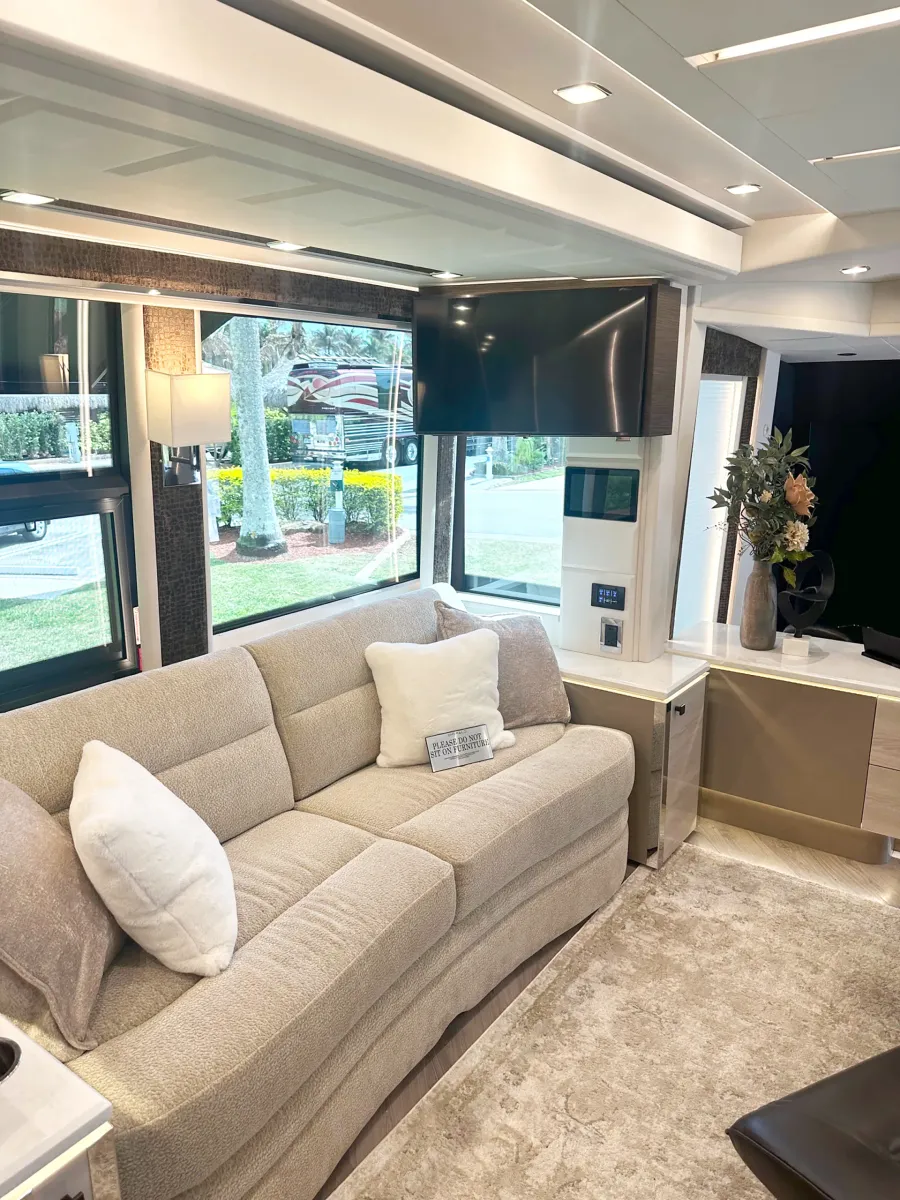 2023 Emerald Luxury Coaches Prevost H3-45 Triple Slide | Photo 15 of 41