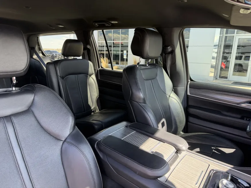 2024 Jeep Wagoneer Series II | Photo 13 of 22