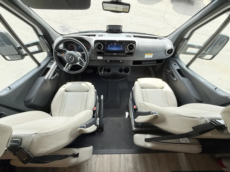 2027 Newmar Freedom Aire 2512 | Photo 7 of 25