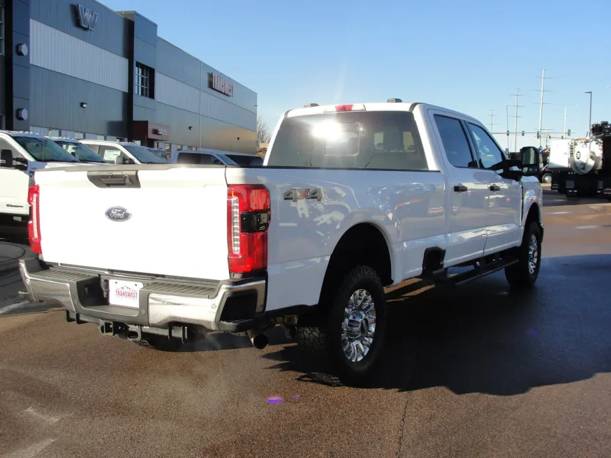 2024 Ford F-350 | Photo 5 of 17