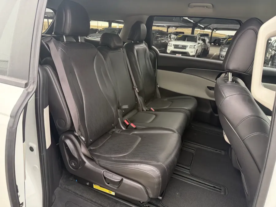 2024 Kia Carnival LX | Photo 9 of 21