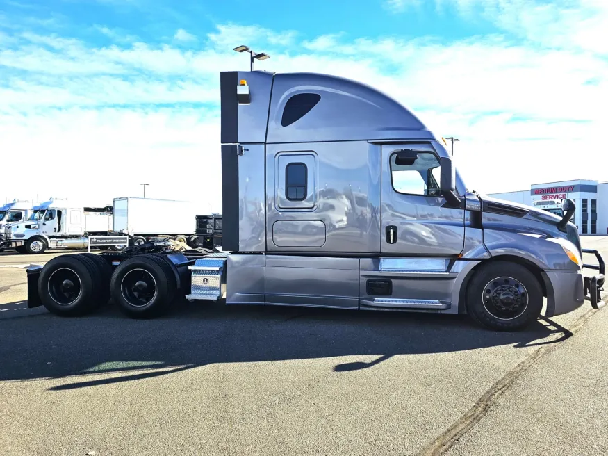 2024 Freightliner Cascadia | Photo 4 of 22