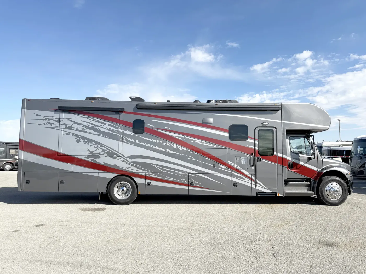 2022 Renegade Valencia 38RB | Photo 3 of 31