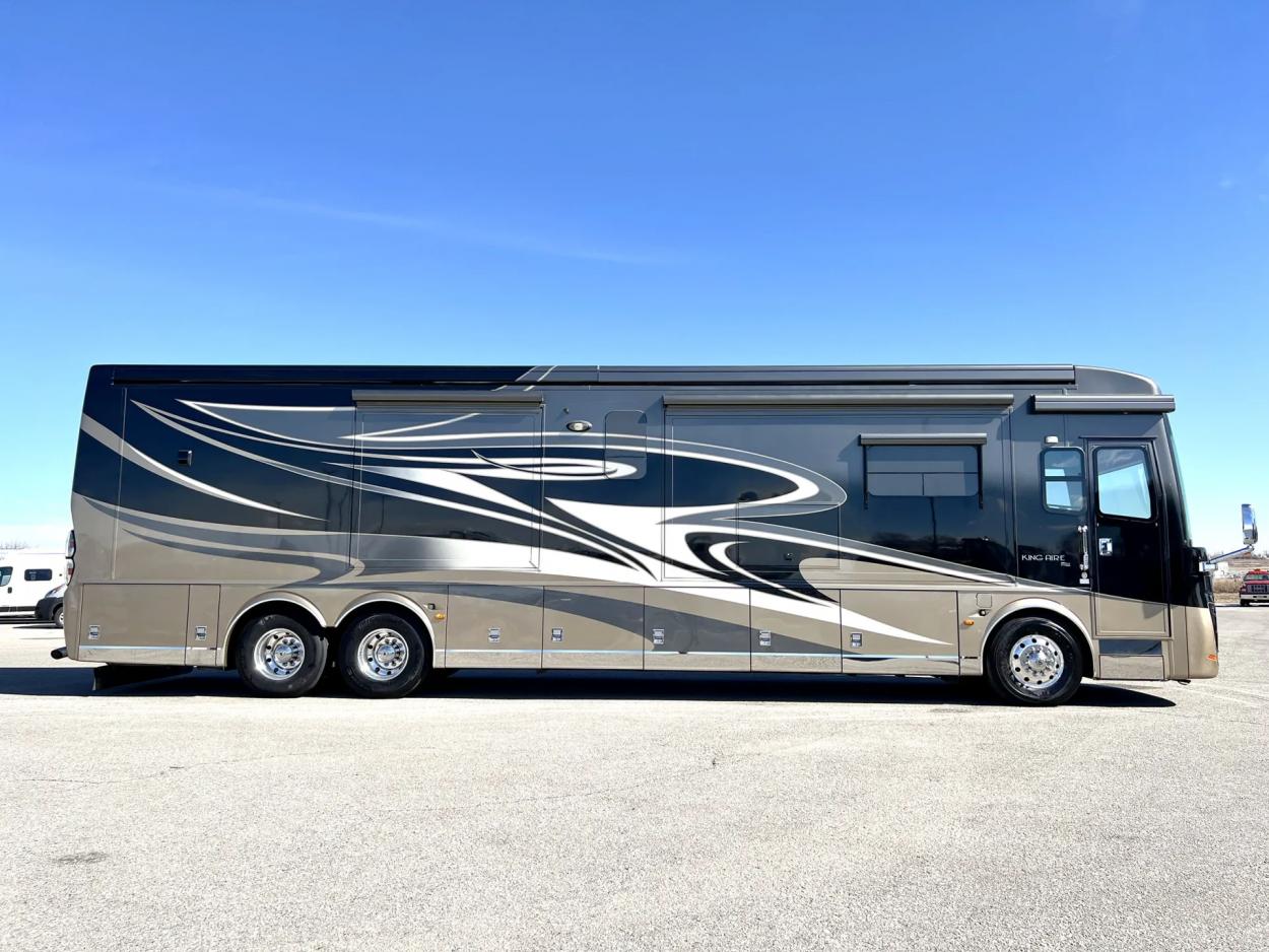 2014 Newmar King Aire 4593 | Photo 2 of 34