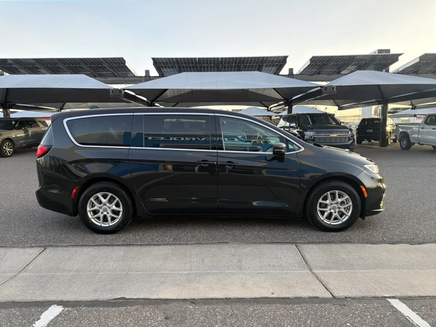 2023 Chrysler Pacifica Touring L | Photo 5 of 22