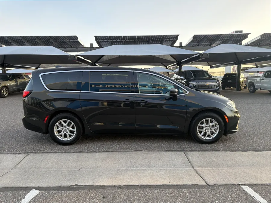 2023 Chrysler Pacifica Touring L | Photo 5 of 22