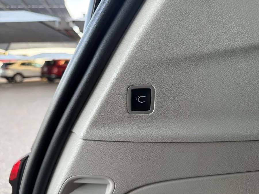 2023 Chrysler Pacifica Touring L | Photo 9 of 22