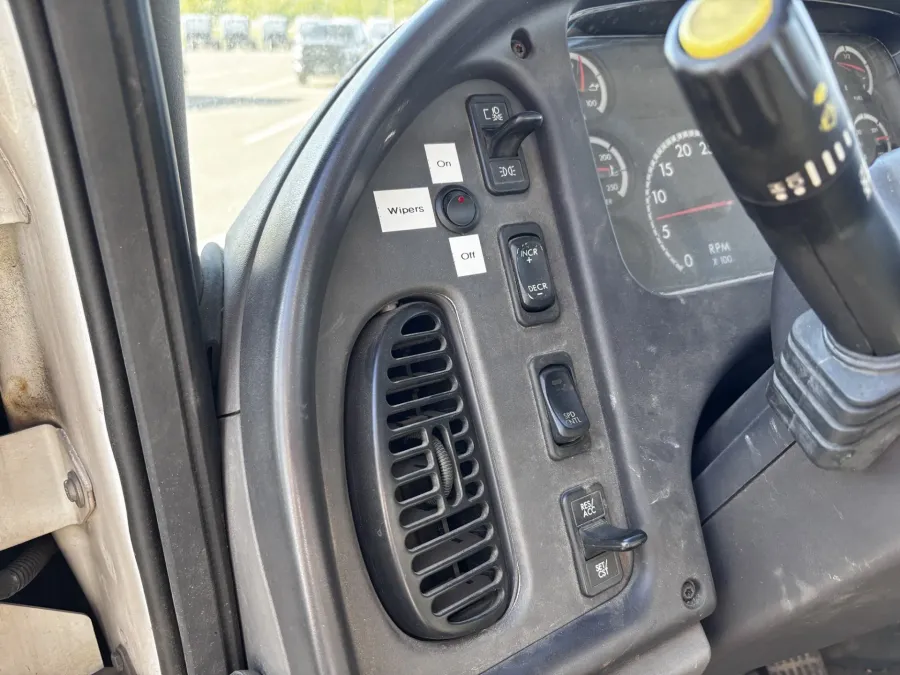 2004 Freightliner M2 106 | Photo 11 of 21
