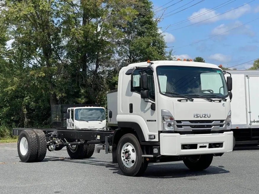 2025 Isuzu FTR | Photo 2 of 11