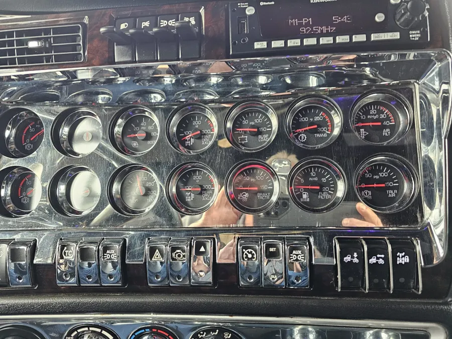 2023 Kenworth W900 | Photo 15 of 21