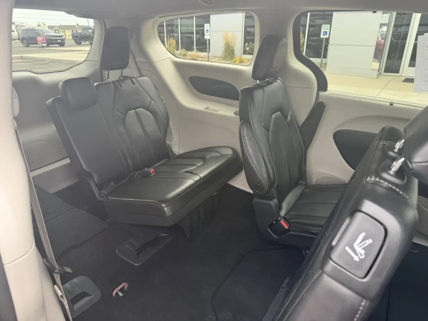 2023 Chrysler Pacifica Touring L | Photo 10 of 24