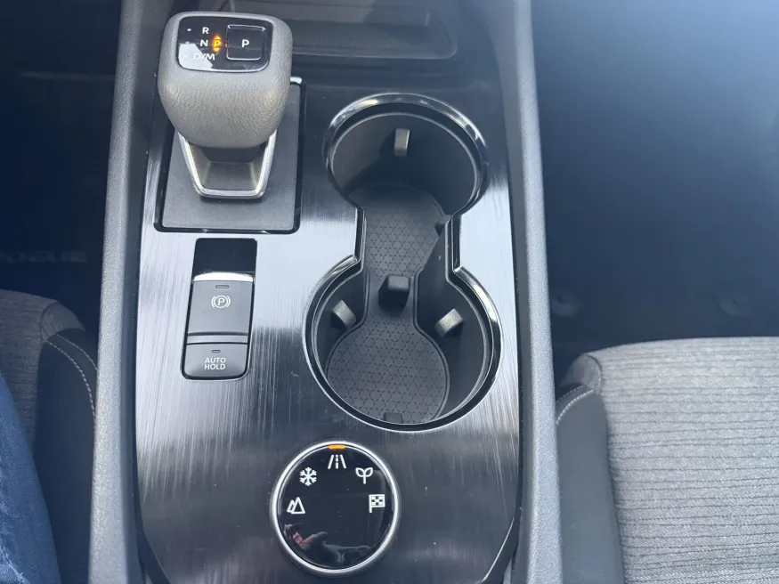 2023 Nissan Rogue SV | Photo 16 of 19