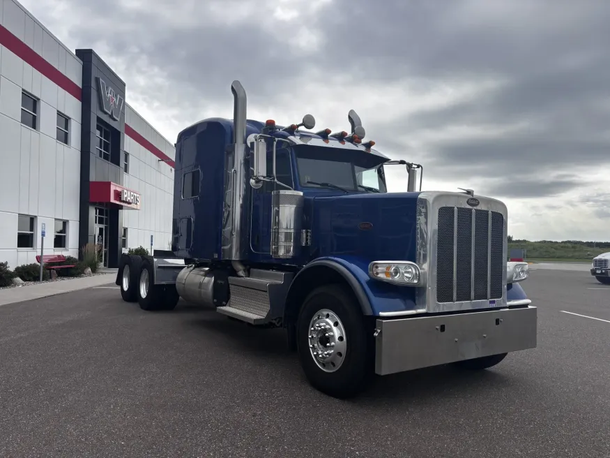 2022 Peterbilt 389 | Photo 3 of 20