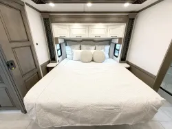 2026 Newmar Summit Aire 4505 | Thumbnail Photo 16 of 32