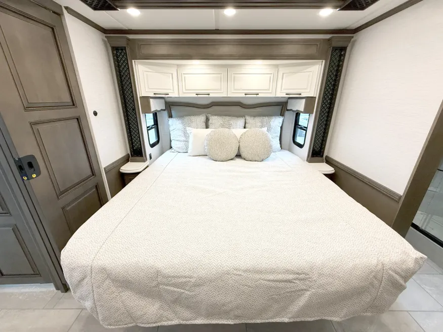 2026 Newmar Summit Aire 4505 | Photo 16 of 32