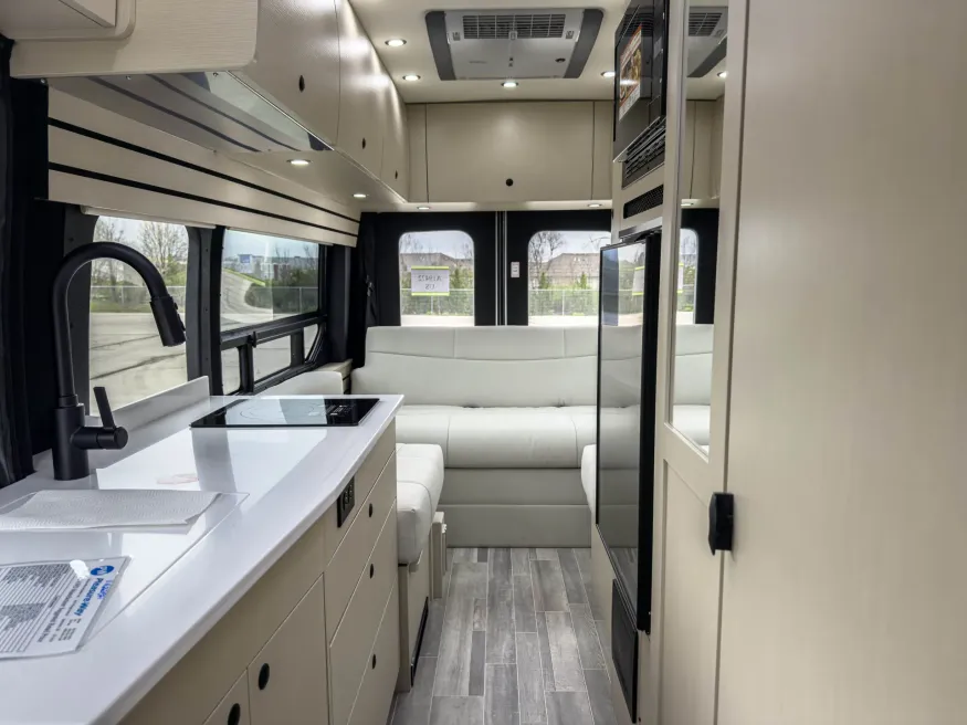 2026 Pleasure-way Ontour 2.2 AWD | Photo 2 of 21