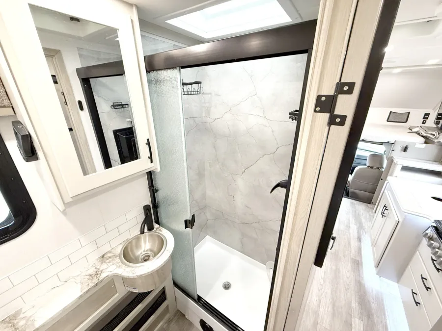 2024 Dynamax Isata 28SS | Photo 11 of 24