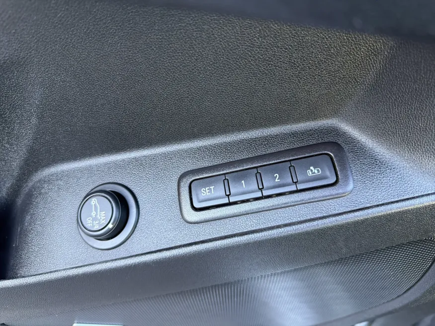 2020 Chevrolet Equinox Premier | Photo 14 of 22