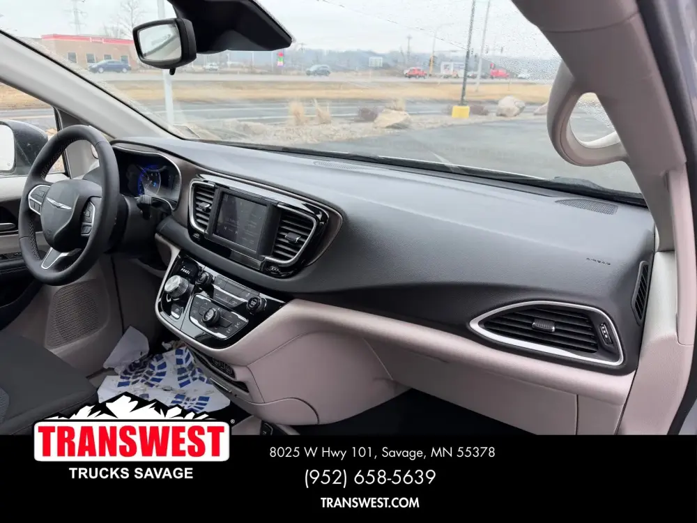 2024 Chrysler Voyager LX - Photo 21