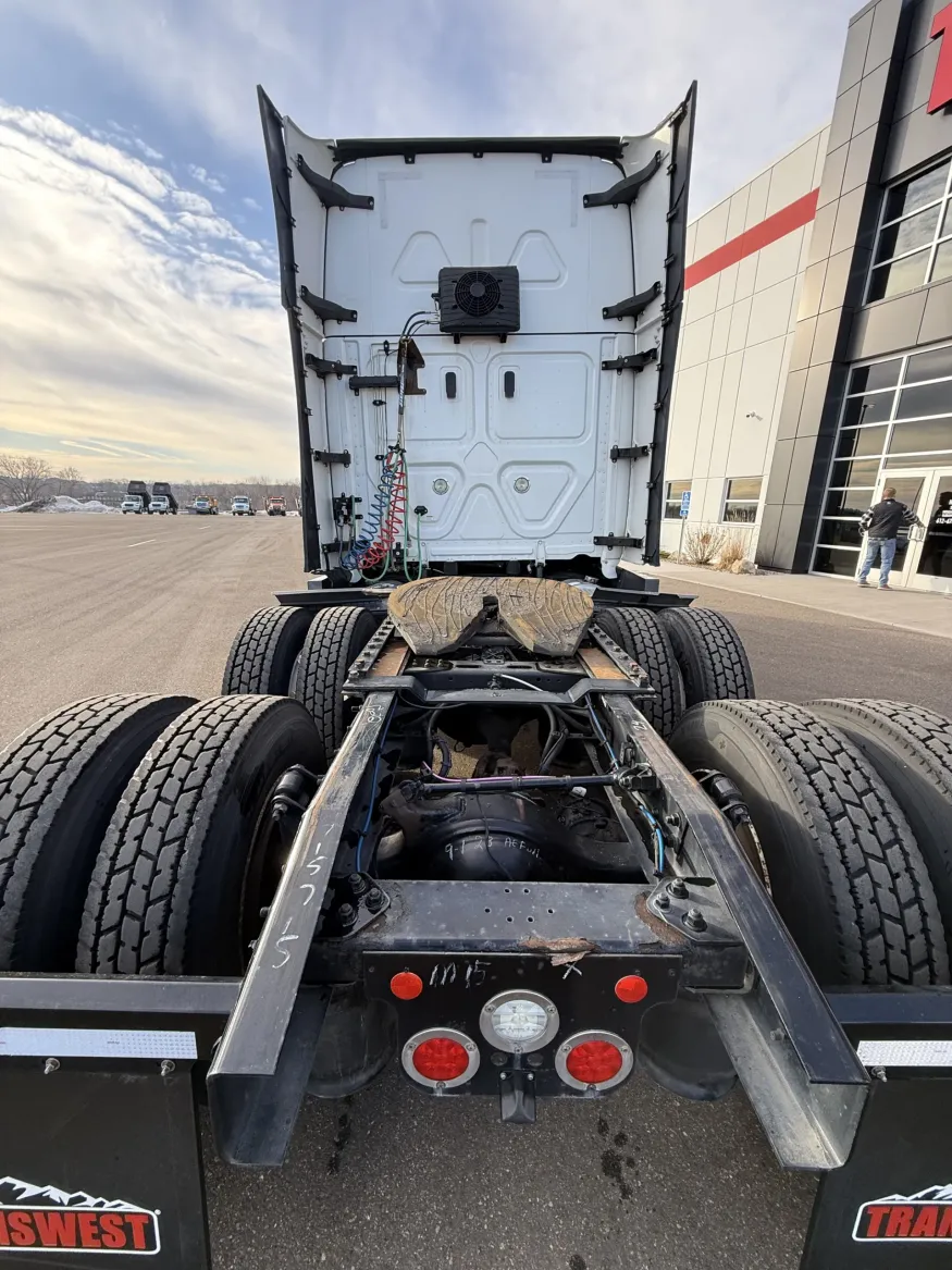 2022 Freightliner Cascadia | Photo 4 of 14