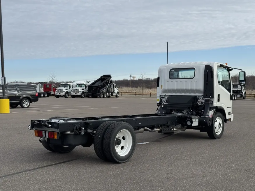 2025 Isuzu NRR | Photo 7 of 24