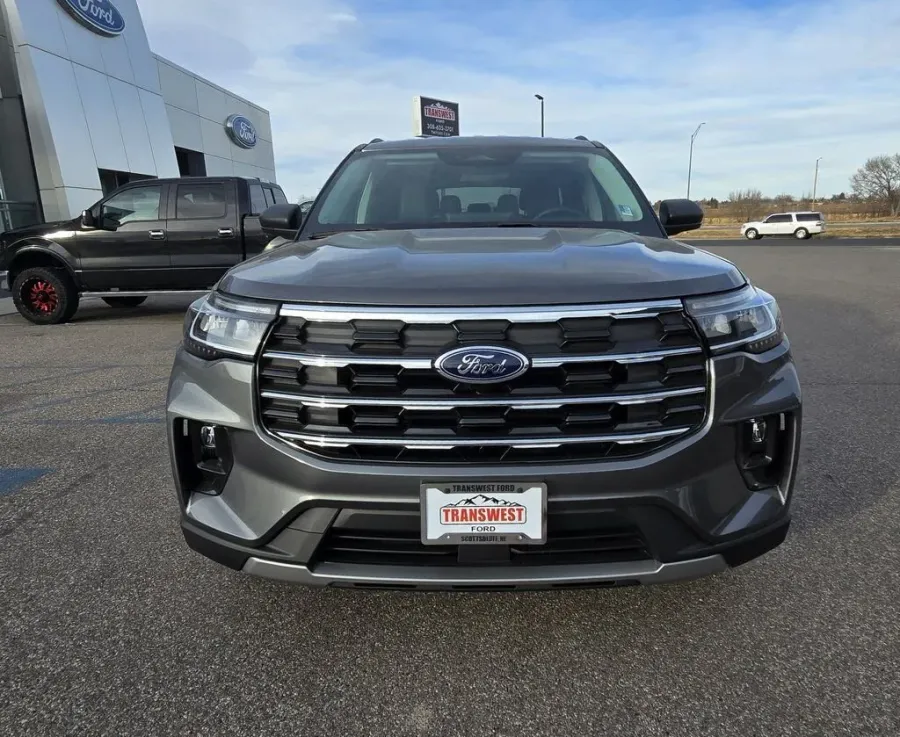2026 Ford Explorer | Photo 2 of 31