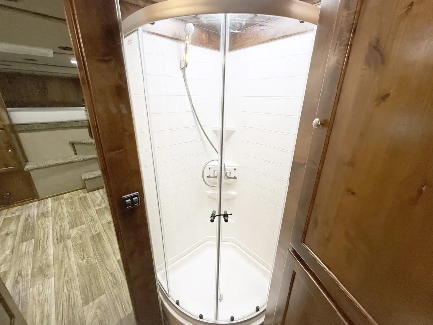 2025 Logan Coach Select 812 3HLQ | Photo 13 of 27