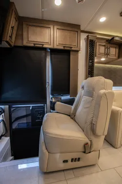 2026 Newmar London Aire 4551 | Thumbnail Photo 13 of 40
