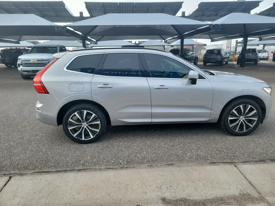 2022 Volvo XC60 Momentum | Photo 7 of 19