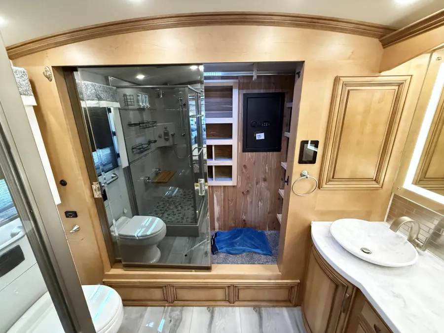 2022 Newmar Essex 4551 | Photo 17 of 32