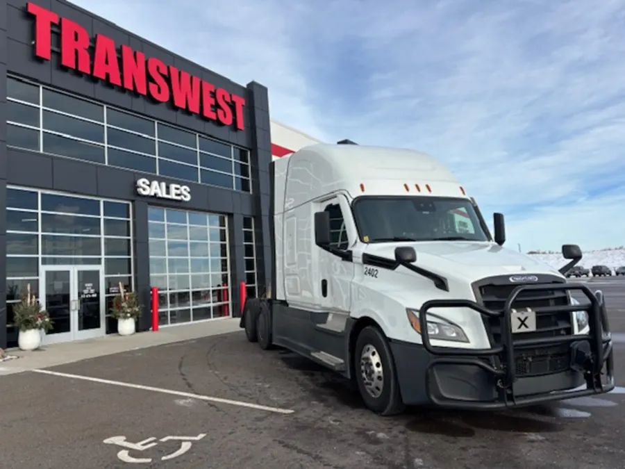 2024 Freightliner Cascadia | Photo 2 of 16