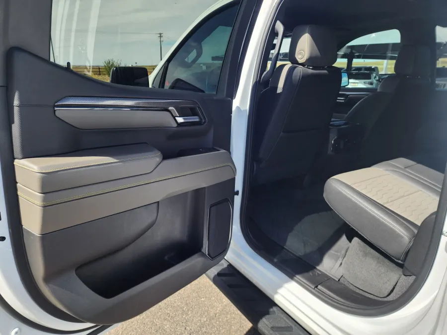 2023 Chevrolet Silverado 1500 ZR2 | Photo 13 of 33