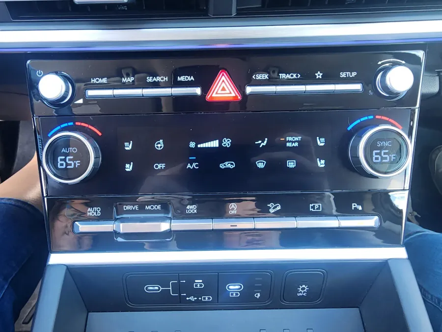 2024 Hyundai Santa Fe Limited | Photo 22 of 30