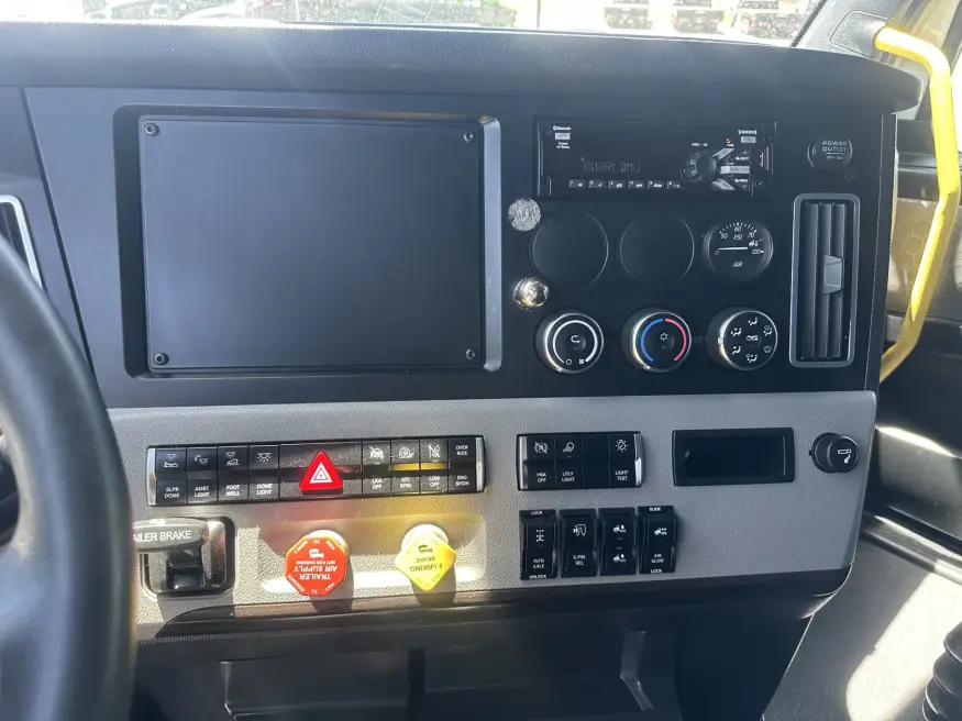 2022 Freightliner Cascadia 126 | Photo 11 of 24