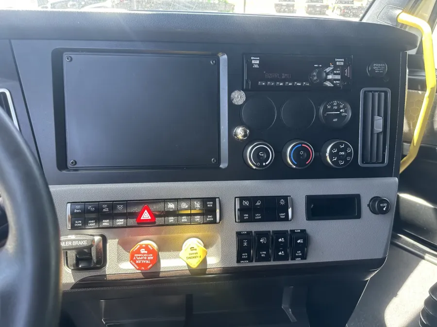 2022 Freightliner Cascadia 126 | Photo 11 of 24