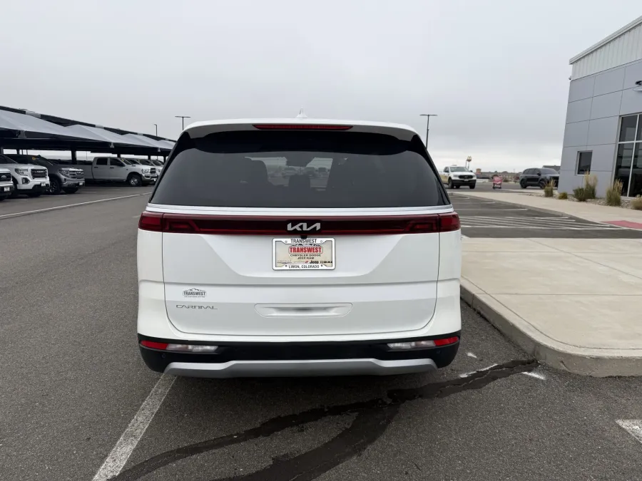 2024 Kia Carnival LX | Photo 6 of 21