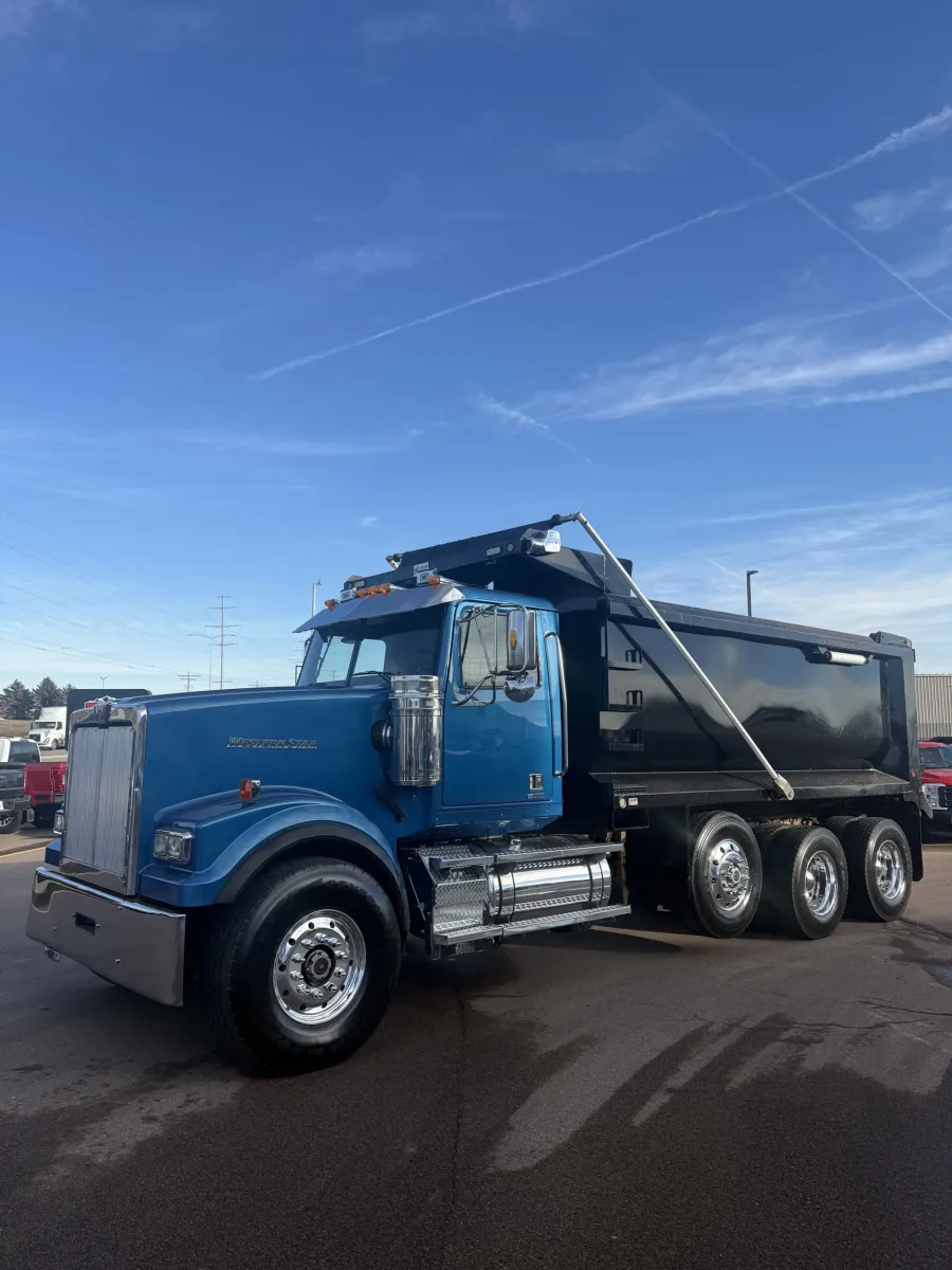 2018 Western Star 4900 | Photo 1 of 10