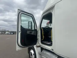 2020 Freightliner Cascadia | Thumbnail Photo 9 of 18