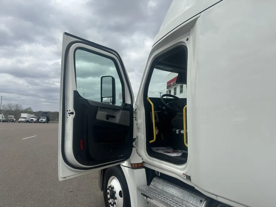 2020 Freightliner Cascadia | Photo 9 of 18