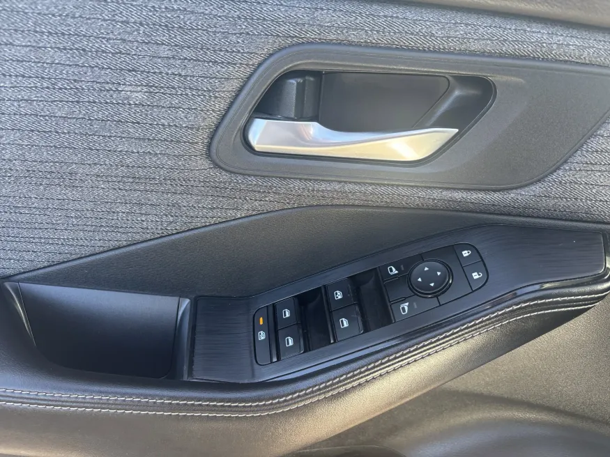 2021 Nissan Rogue SV | Photo 11 of 20