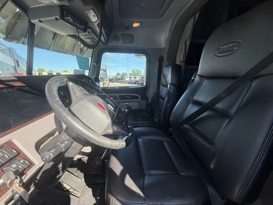 2023 Peterbilt 389 | Photo 7 of 12