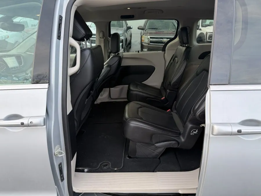 2024 Chrysler Pacifica | Photo 14 of 24