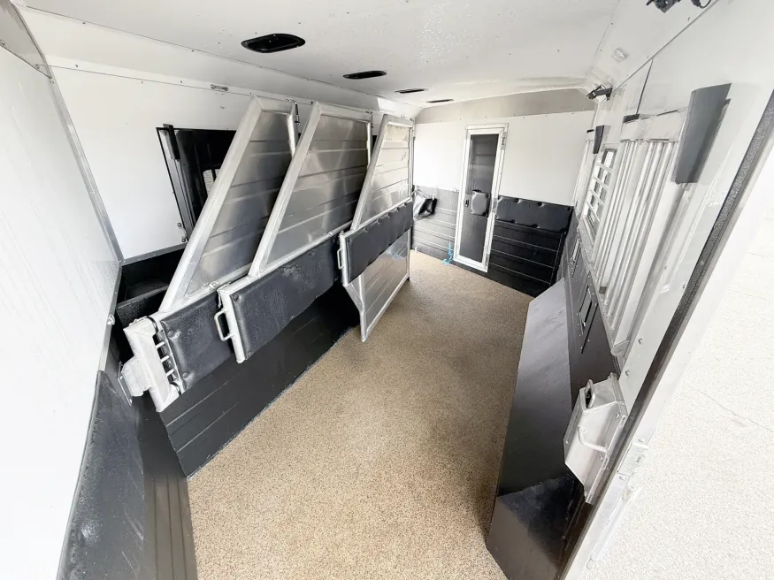 2023 Logan Coach Select 814 4HLQ | Photo 16 of 27