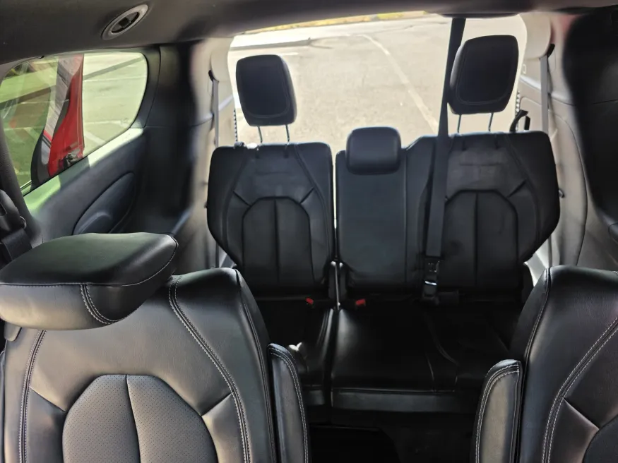 2025 Chrysler Pacifica Select | Photo 15 of 30