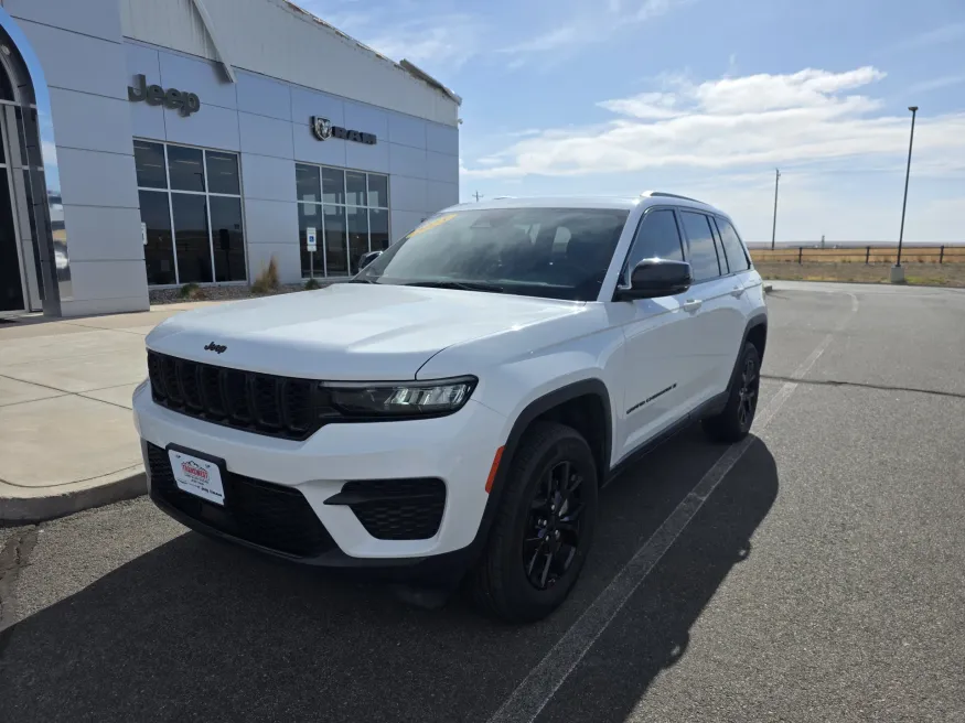 2025 Jeep Grand Cherokee Altitude | Photo 7 of 31