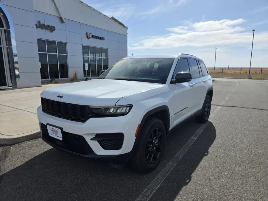 2025 Jeep Grand Cherokee Altitude | Photo 7 of 31